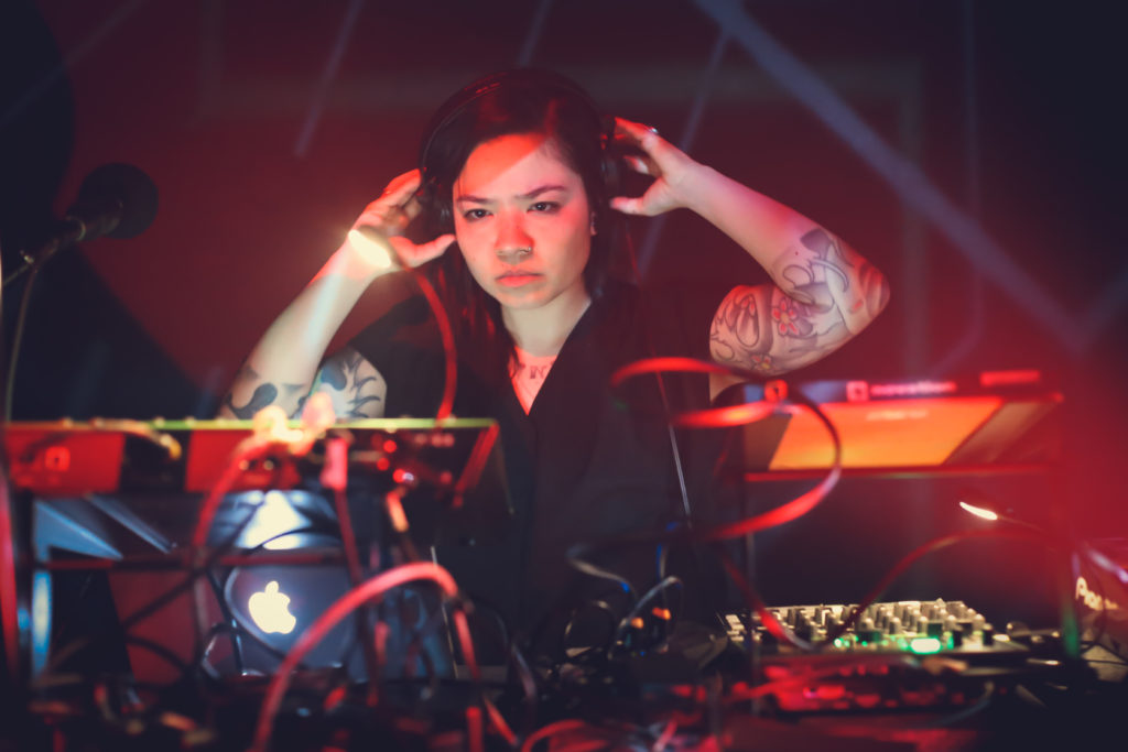 Brenda Sayuri– ha saltado a los escenarios gracias a sus directos. 